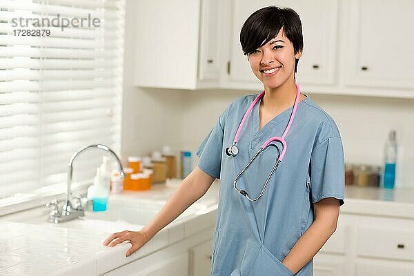 Lächelnder  attraktiver  gemischtrassiger Arzt oder Krankenschwester in einer Büro- oder Laborumgebung