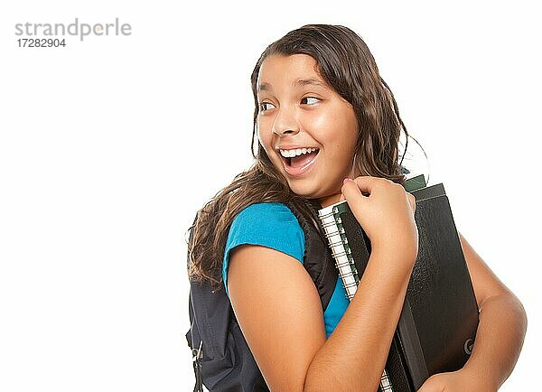 Hübsches hispanisches Mädchen Blick zurück mit Bücher und Rucksack bereit für die Schule vor weißem Hintergrund