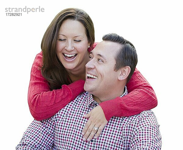 Attraktives glückliches kaukasisches Paar lachend vor weißem Hintergrund