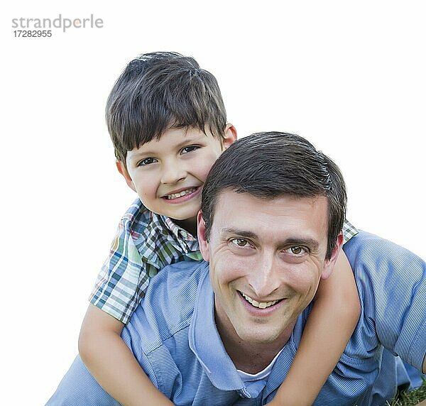 Glücklicher Vater und Sohn Huckepack vor einem weißen Hintergrund