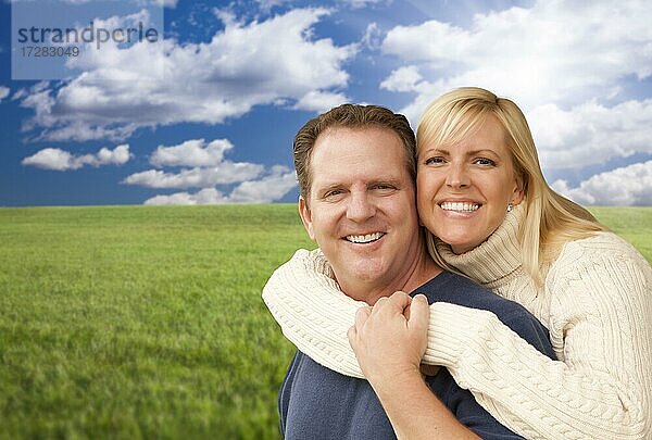 Porträt eines glücklichen attraktiven Paares  das sich im Park umarmt