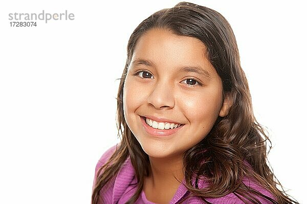 Hübsches hispanisches Mädchen Porträt vor einem weißen Hintergrund