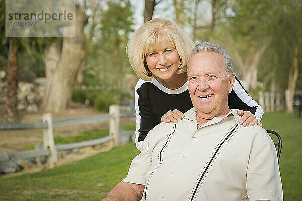 Zärtliche Senior Paar Porträt draußen im Park