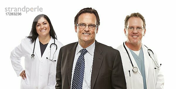 Handsome Geschäftsmann mit medizinischen weiblichen und männlichen Ärzte oder Krankenschwestern hinter vor weißem Hintergrund
