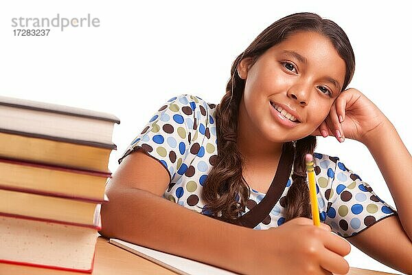 Hübsches lächelndes hispanisches Mädchen studiert vor einem weißen Hintergrund