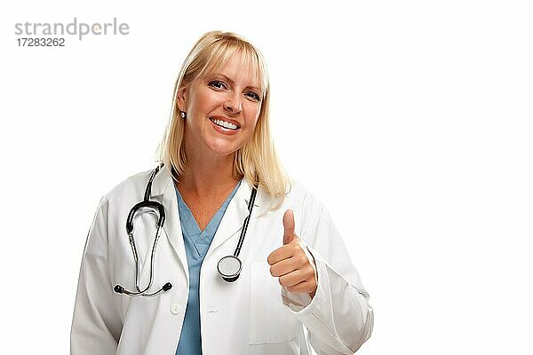 Freundliche weibliche blonde Arzt oder Krankenschwester mit Daumen nach oben vor einem weißen Hintergrund