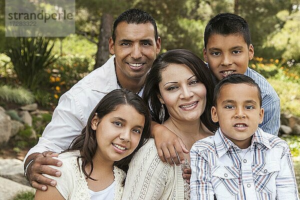 Glückliche attraktive hispanische Familie Porträt im Freien im Park