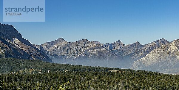 Ausblick auf Bergpanorama mit Sofa Mountain  Sacree Mountain und Sentinel Mountain  Rocky Mountains  Alberta Highway  Alberta  Kanada  Nordamerika