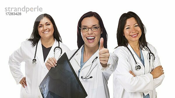 Drei hispanische weibliche Ärzte oder Krankenschwestern mit Daumen nach oben halten Röntgenbild vor weißem Hintergrund