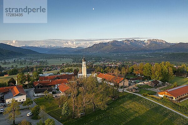 Gaißach im Morgenlicht  Isartal mit Brauneck und Benediktenwand  Isarwinkel  Luftbild  Oberbayern  Bayern  Deutschland  Europa