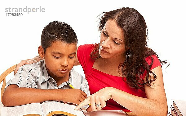 Attraktive hispanische Mutter und Sohn studieren vor einem weißen Hintergrund