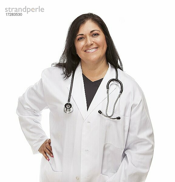 Attraktive weibliche hispanische Arzt oder Krankenschwester vor einem weißen Hintergrund