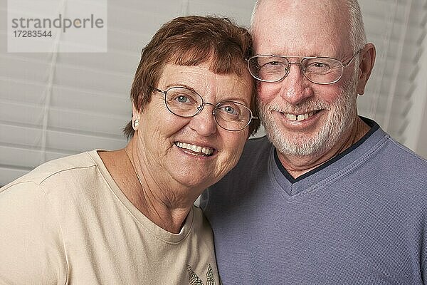 Affectionate glücklich Senior Paar Porträt drinnen
