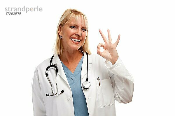 Freundliche weibliche blonde Arzt oder Krankenschwester mit okay Zeichen vor einem weißen Hintergrund