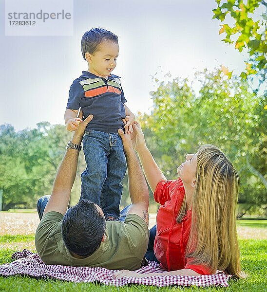 Glückliche gemischtrassige Familie genießt einen gemeinsamen Tag im Park