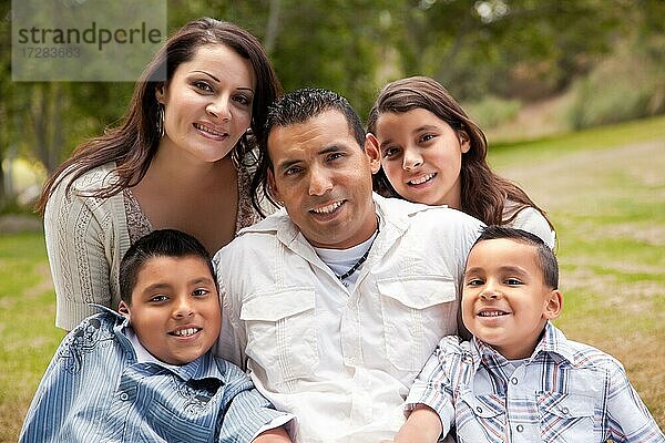 Glückliche hispanische Familie Porträt im Park