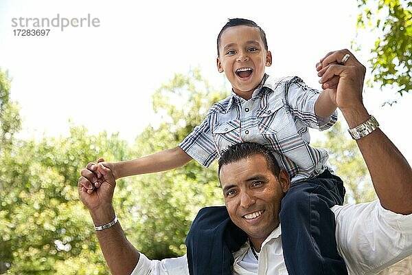 Hispanic Vater und Sohn haben Spaß zusammen im Park
