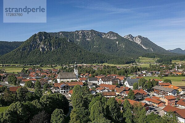 Inzell  hinten Kienbergl und Rauschberg  Chiemgau  Drohnenaufnahme  Oberbayern  Bayern  Deutschland  Europa