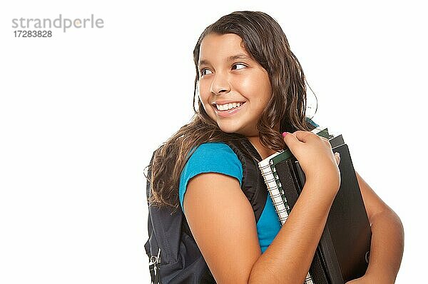 Hübsches hispanisches Mädchen Blick zurück mit Bücher und Rucksack bereit für die Schule vor weißem Hintergrund