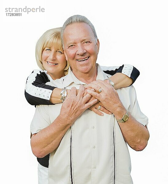 Glückliches attraktives älteres Paar  das sich umarmt  vor weißem Hintergrund