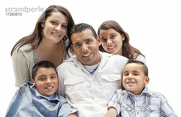 Glückliche attraktive hispanische Familie Porträt vor einem weißen Hintergrund