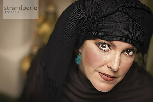 Schöne lächelnde islamische Frau trägt traditionelle Burka oder Niqab