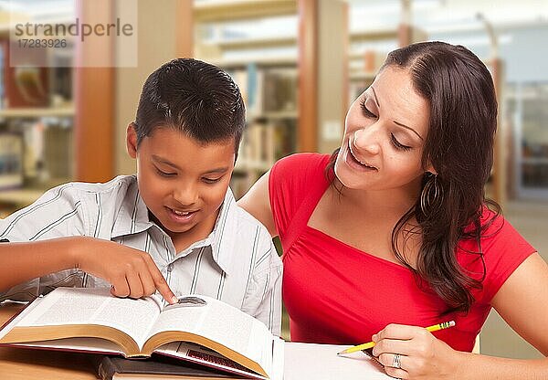 Hispanische Mutter und Sohn studieren in der Bibliothek