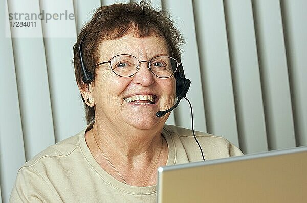 Lächelnder älterer Erwachsener mit Telefon-Headset