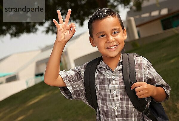 Glückliche junge hispanische Junge mit Rucksack bereit für die Schule