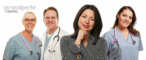 Hispanic Frau mit männlichen und Ärztin oder Krankenschwester vor einem weißen Hintergrund