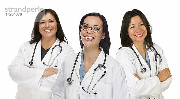Drei hispanische und gemischtrassige weibliche Ärzte oder Krankenschwestern vor einem weißen Hintergrund