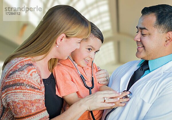 Glückliche gemischtrassige Junge  Mutter und hispanischen Arzt Spaß mit Stethoskop im Krankenhaus Büros haben