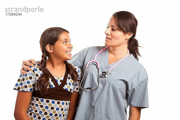 Hübsches hispanisches Mädchen und weiblicher Arzt vor einem weißen Hintergrund