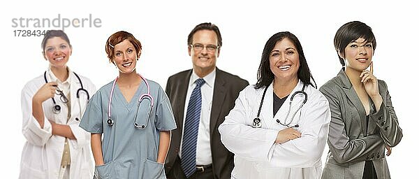 Kleine Gruppe von medizinischen und Geschäftsleuten vor einem weißen Hintergrund