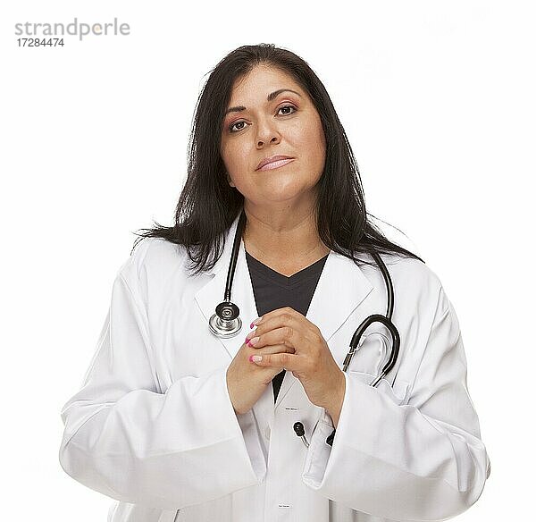 Besorgte weibliche hispanische Arzt oder Krankenschwester vor einem weißen Hintergrund