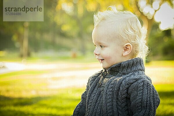 Adorable kleine blonde Baby Junge im Freien im Park