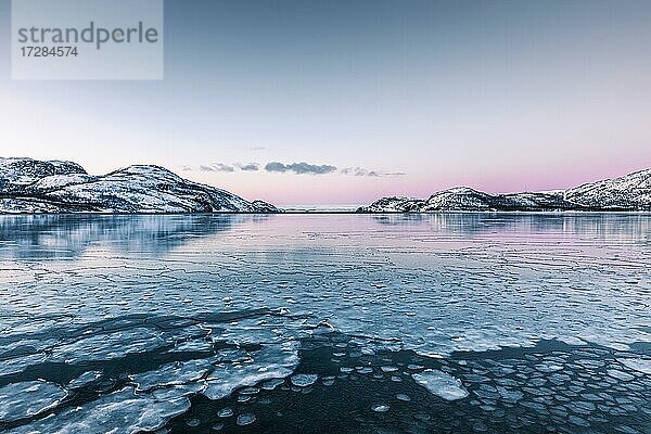 Winterlandschaft  zugefrorener Fjord  Laksefjord  Lebesby  Norwegen  Europa