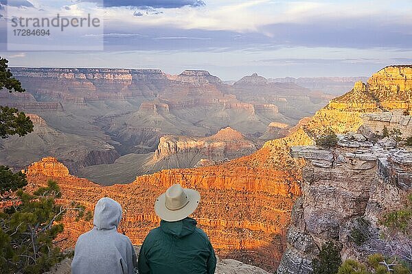Paar genießt die schöne Landschaft des Grand Canyon Sonnenuntergang
