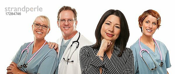 Attraktive hispanische Frau mit männlichen und weiblichen Ärzte oder Krankenschwestern vor einem weißen Hintergrund