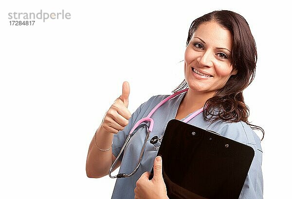 Attraktive hispanische Arzt oder Krankenschwester mit Klemmbrett vor einem weißen Hintergrund