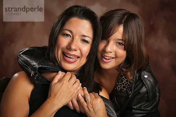 Attraktive hispanische Mutter und Tochter Studio Porträt