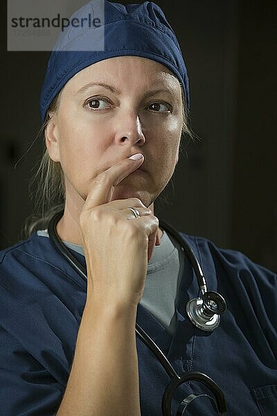 Attraktiver Ärztin oder Krankenschwester Porträt trägt Stethoskop