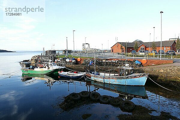 Fischerboote im Hafen von Brodick  Isle of Arran  Sotland  Großbritannien  Europa