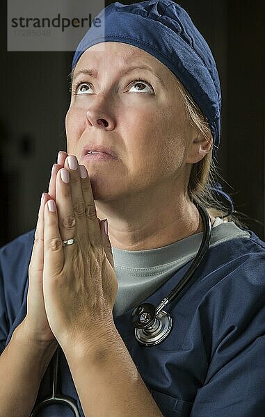 Flehend mit Händen im Gebet Ärztin oder Krankenschwester
