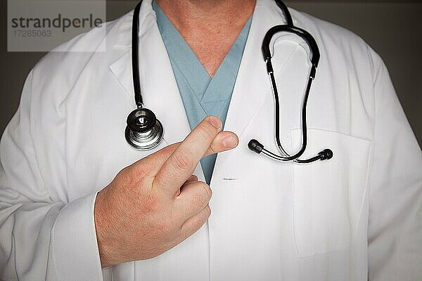Arzt mit Stethoskop Kreuzung Finger