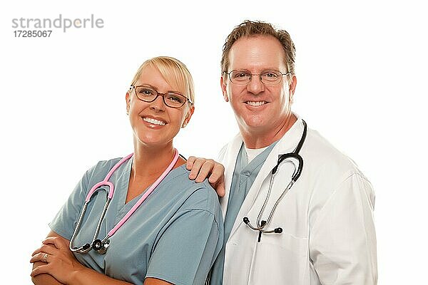 Freundliche männliche und weibliche Ärzte vor einem weißen Hintergrund
