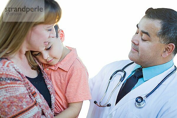 Glückliche gemischtrassige Junge  Mutter und hispanischen Arzt mit Spaß mit Stethoskop auf weiß