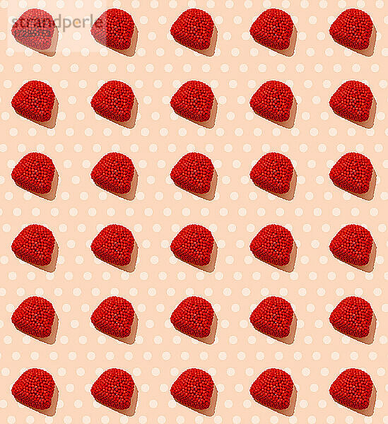 Muster aus Reihen von roten Bonbons