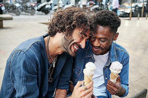 Glückliches schwules Paar genießt Eiscreme