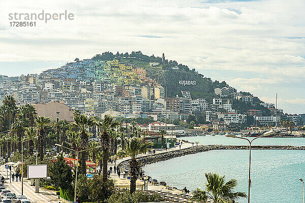 Promenade in Hafennähe vor Häusern auf einem Hügel in Kusadasi  Aydin  Türkei